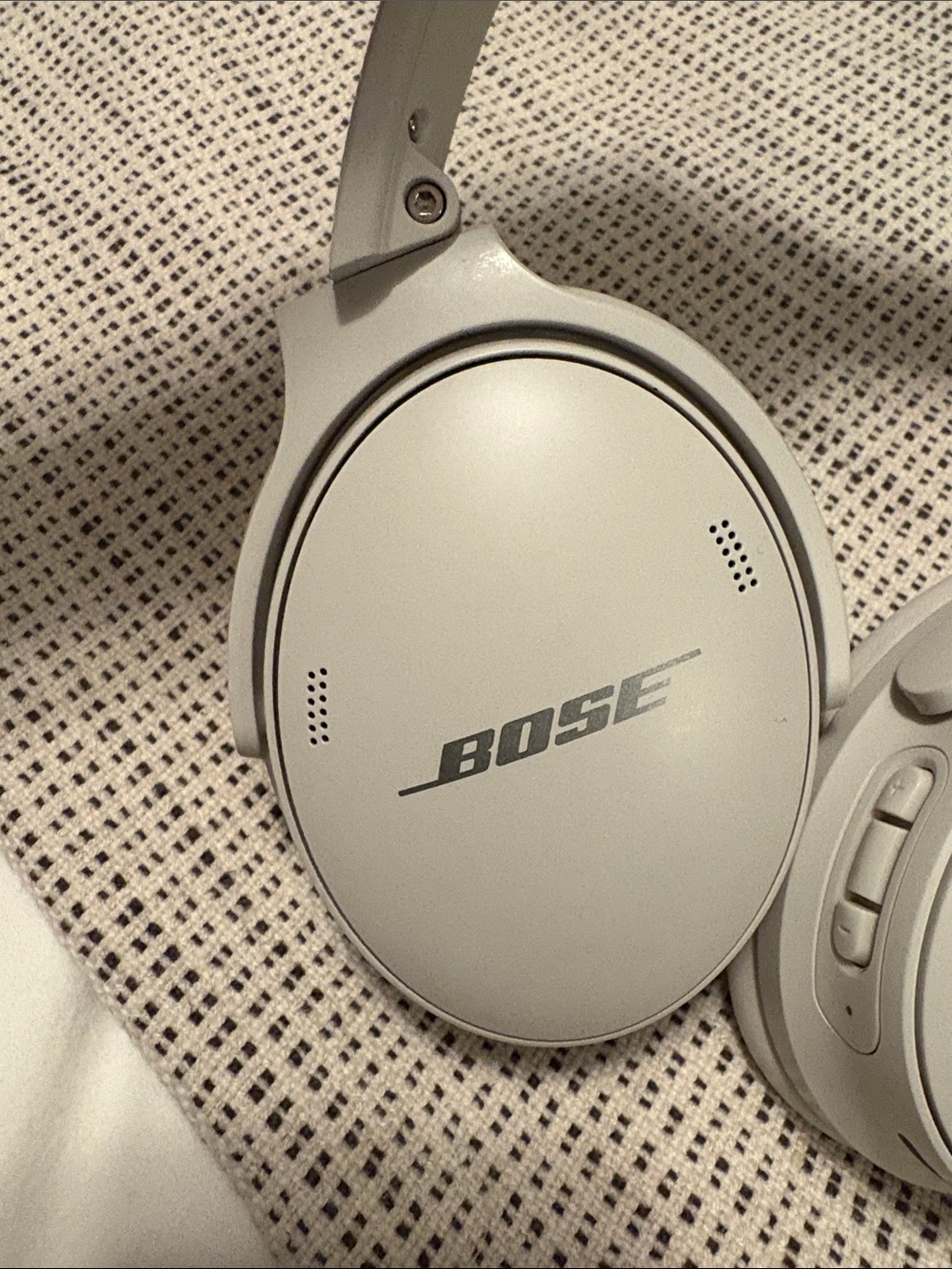 Bose QuietComfort 45 Noise Canceling Bluetooth Headphones in White Smoke. - Picture 8 of 13